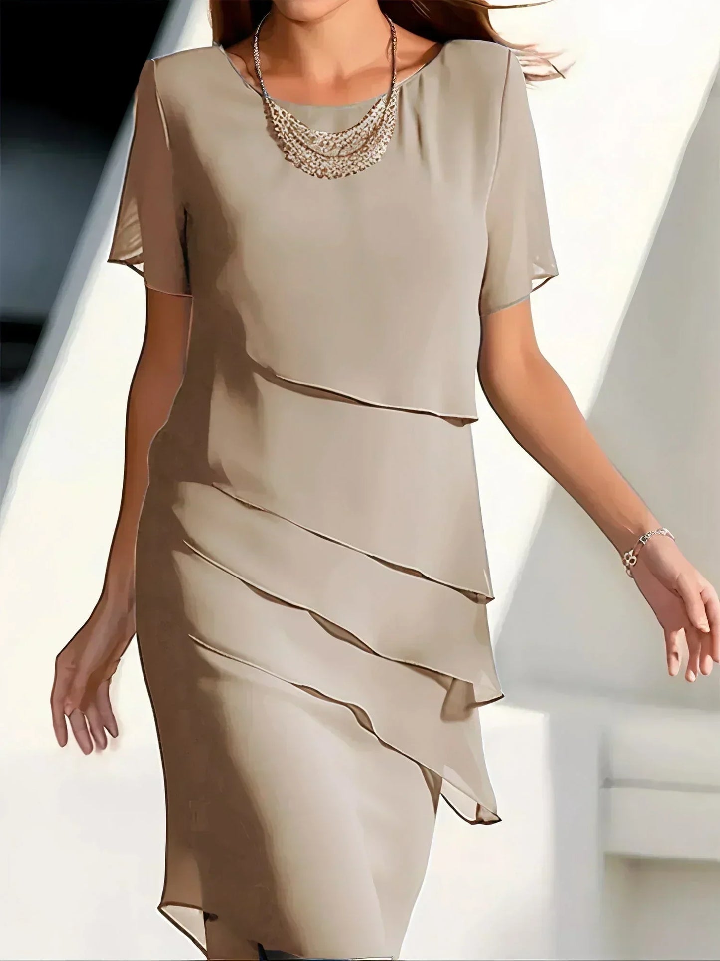 Anastasia | Vestido midi lujoso con capas